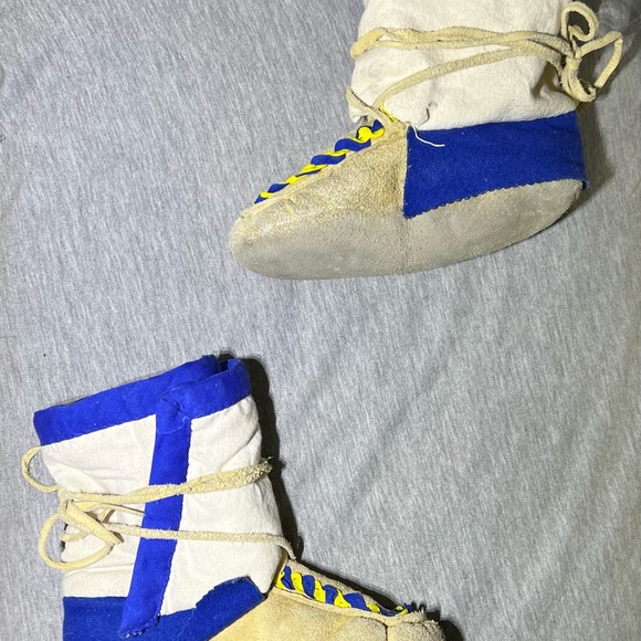 Blue and yellow cloth and moosehid mukluks - Picture 6 of 6